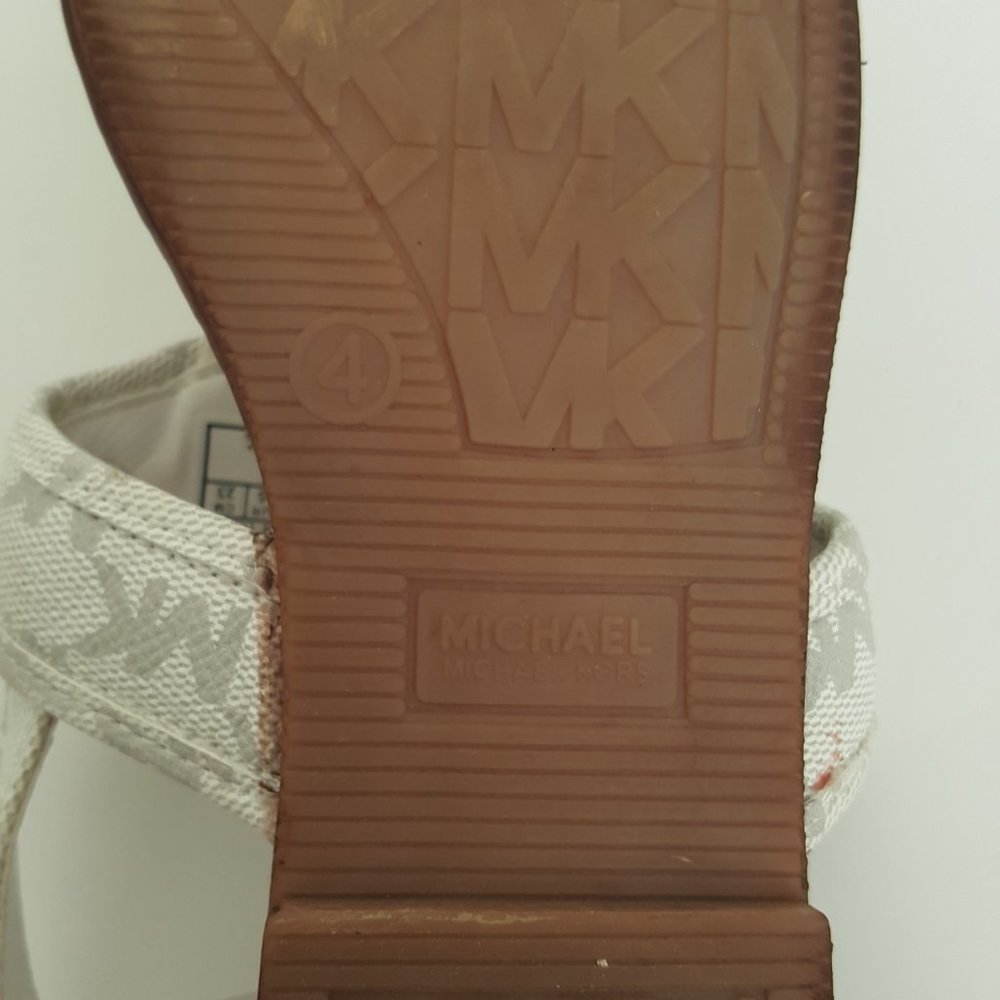 Girl's MICHAEL KORS MK Logo Plate White Thong Sandals Size 4 - Picture 11 of 13